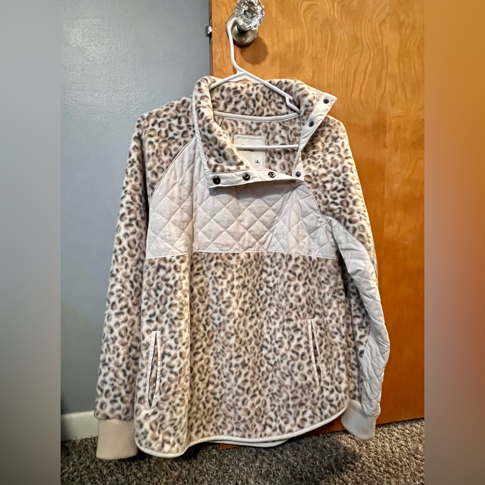 LIKE NEW Abercrombie and fitch leopard print asymmetrical snap up fleece - Picture 3 of 6